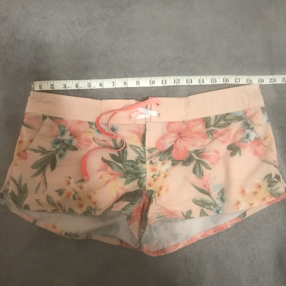 Ladies Ripcurl Shorts. Extra Large - image 2